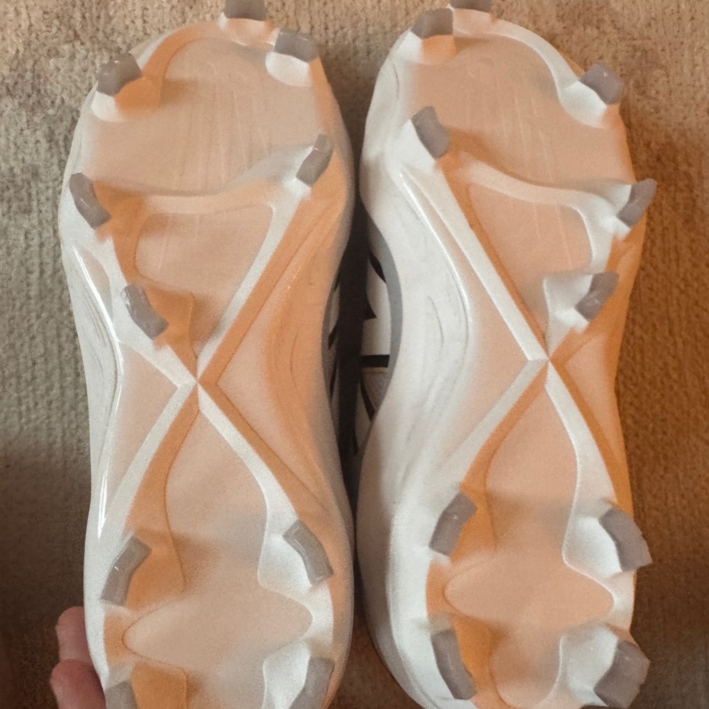 New Balance Women’s Gray and White Cleats NEVER WORN - Picture 3 of 4